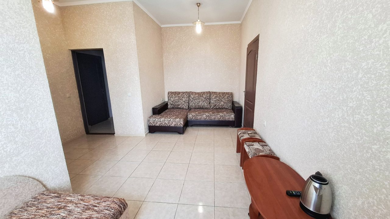 Просторный и светлый двухкомнатный номер с балконом