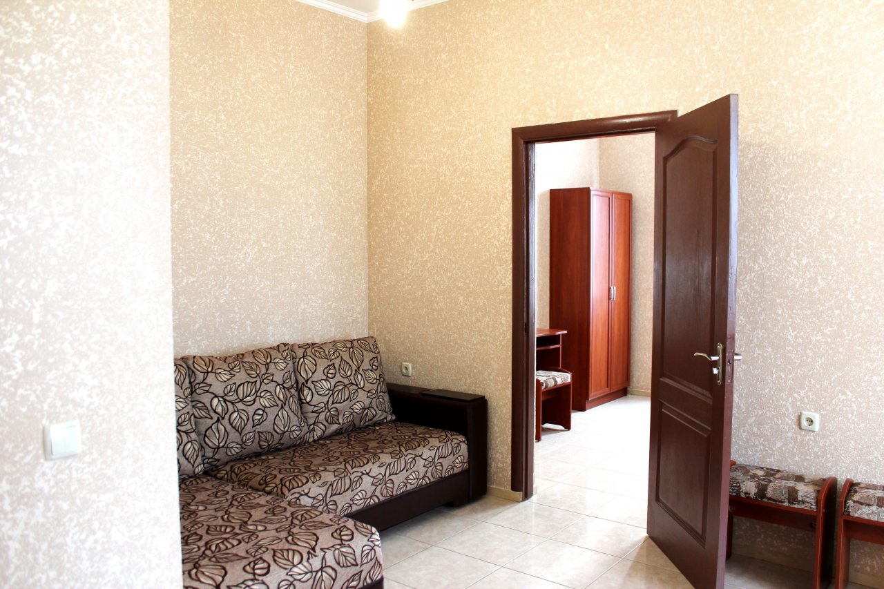 Просторный и светлый двухкомнатный номер с балконом