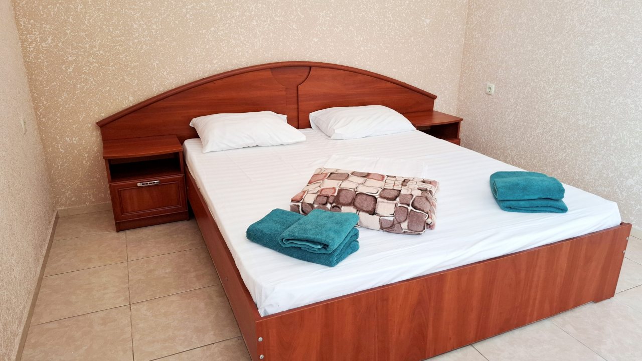 Просторный и светлый двухкомнатный номер с балконом