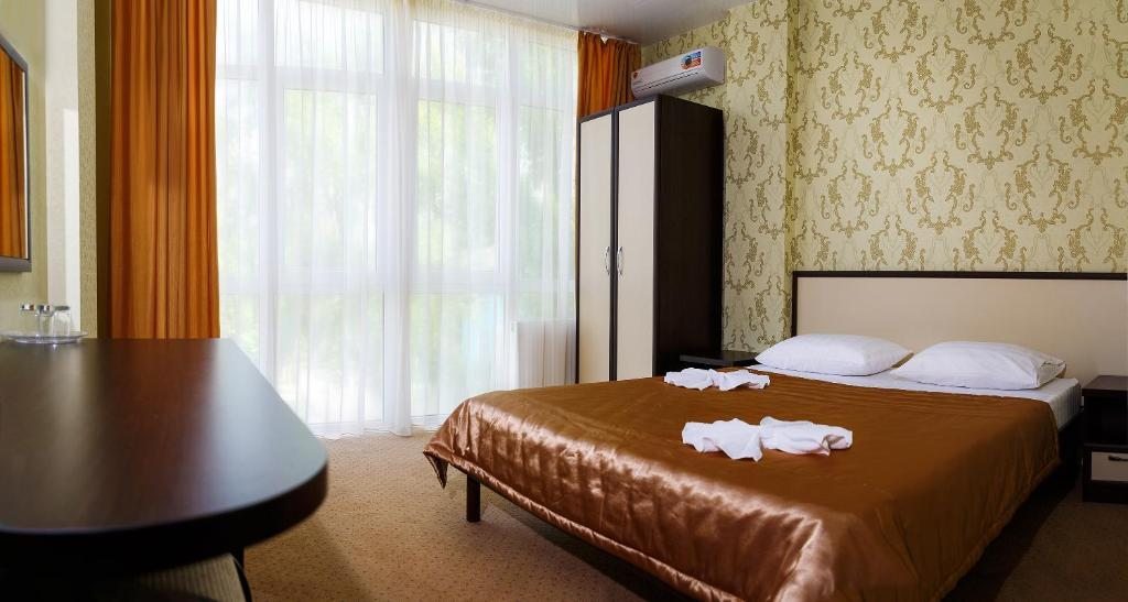 Двухместный (Двухместный номер с основными удобствами и 1 кроватью) отеля Royal, Анапа
