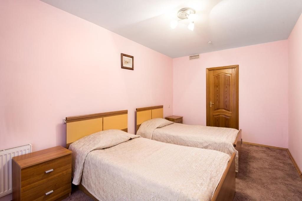 Двухместный (Улучшенный двухместный номер с 2 отдельными кроватями) отеля Буран, Сергиев Посад
