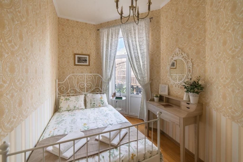 Двухместный (Двухместный номер с 1 кроватью и балконом) гостевого дома Порт на Суворовском, Санкт-Петербург
