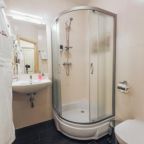 Ванная комната в номере гостиницы Владимир