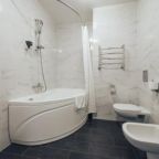 Ванная комната в номере Люкс гостиницы Владимир