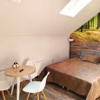 Двуспальная кровать и стол на первом уровне