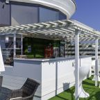 Бар у бассейна, Отель Shine House