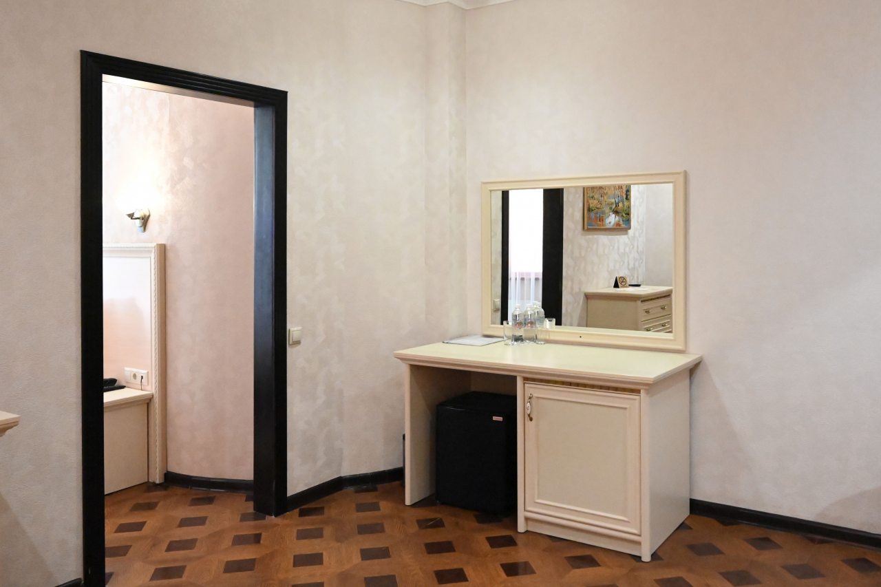 Люкс, Отель Shine House