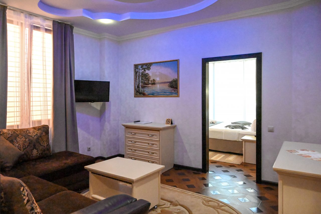 Люкс, Отель Shine House
