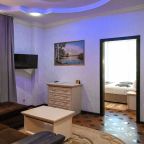 Люкс, Отель Shine House