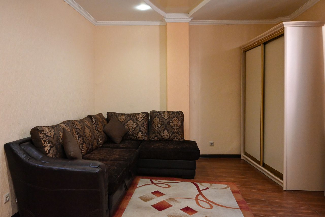 De Luxe, Отель Shine House
