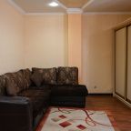De Luxe, Отель Shine House