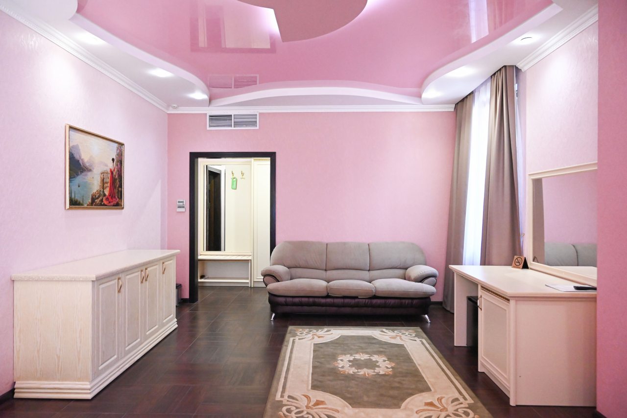 De Luxe, Отель Shine House