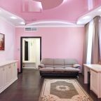 De Luxe, Отель Shine House