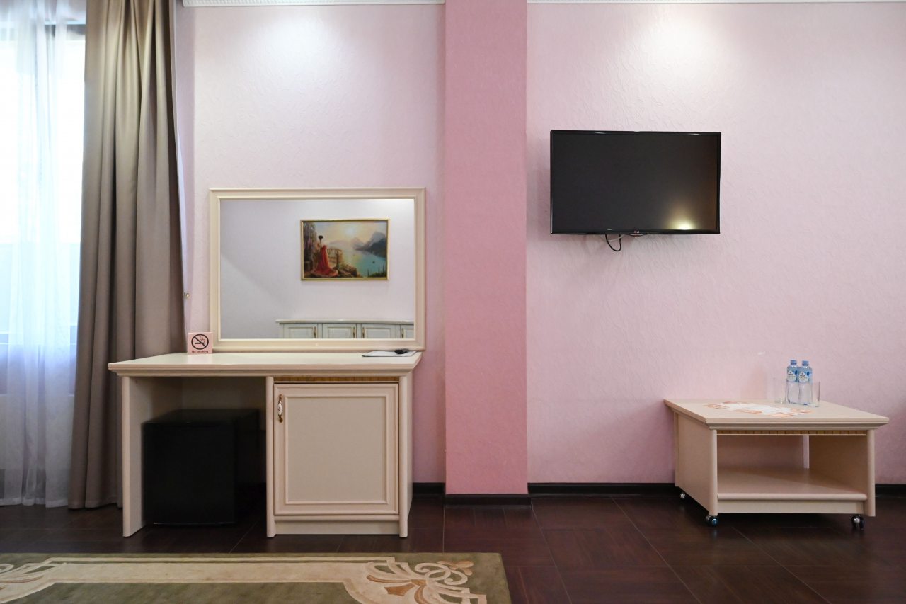 De Luxe, Отель Shine House