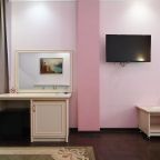 De Luxe, Отель Shine House