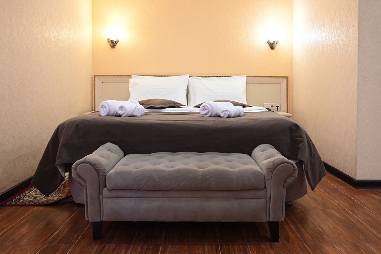 De Luxe, Отель Shine House