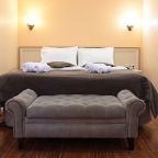 De Luxe, Отель Shine House