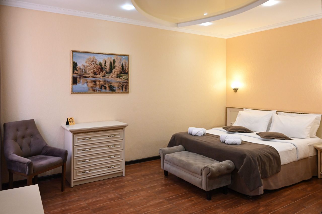 De Luxe, Отель Shine House