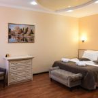 De Luxe, Отель Shine House