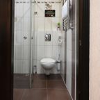 De Luxe, Отель Shine House