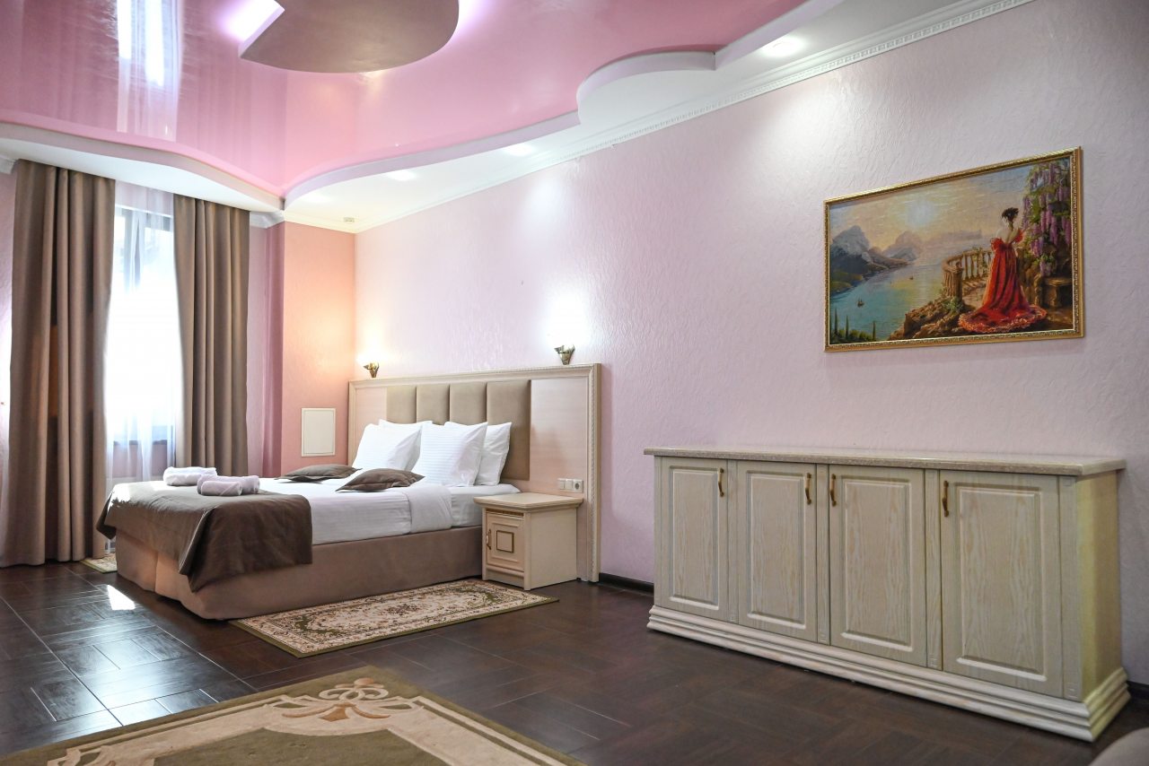 De Luxe, Отель Shine House