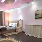 De Luxe, Отель Shine House