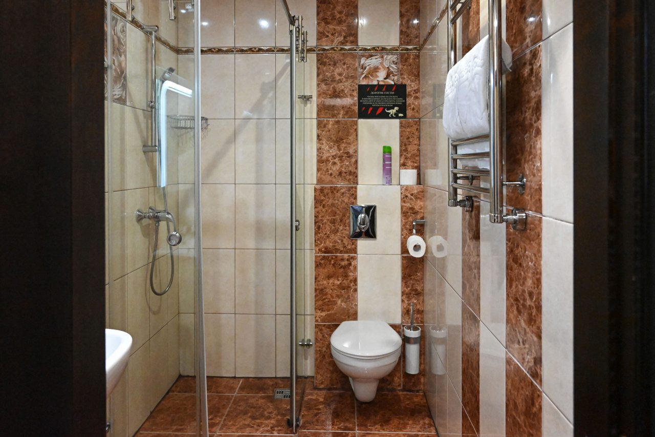 De Luxe, Отель Shine House