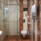 De Luxe, Отель Shine House