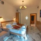 Люкс (Двухкомнатный, четырехместный номер, 1 этаж, своя личная зона отдыха), Гостевой дом Сота