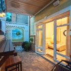 Люкс (Двухкомнатный, четырехместный номер, 1 этаж, своя личная зона отдыха), Гостевой дом Сота