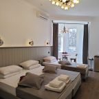 Трехместный (Номер 2. четырехместный. Своя личная зона отдыха(качель). Первый этаж, два отдельных входа.), Гостевой дом Сота