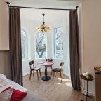 Трехместный (Номер 2. четырехместный. Своя личная зона отдыха(качель). Первый этаж, два отдельных входа.), Гостевой дом Сота