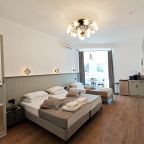 Трехместный (Номер 2. четырехместный. Своя личная зона отдыха(качель). Первый этаж, два отдельных входа.), Гостевой дом Сота