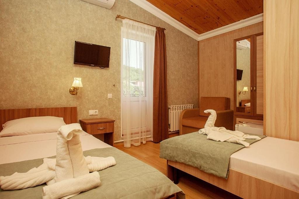 Двухместный (Двухместный номер с 1 кроватью и балконом (для 2 взрослых и 1 ребенка)) гостевого дома Алика, Архипо-Осиповка
