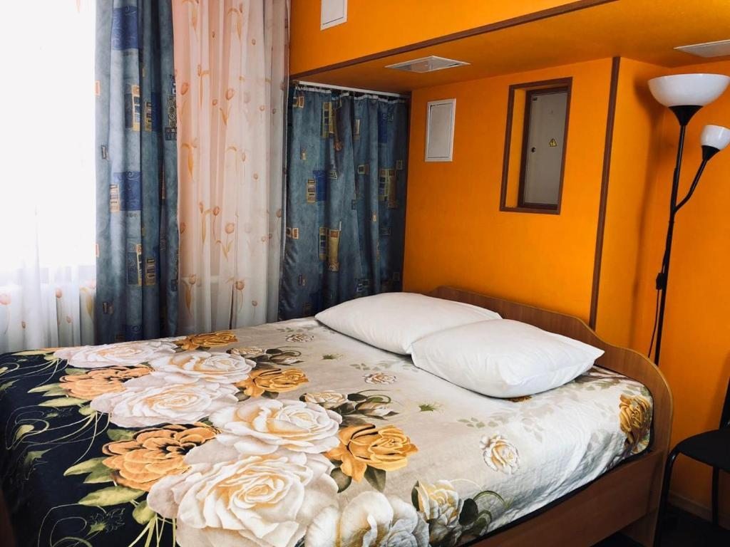 Двухместный (Улучшенный двухместный номер с 1 кроватью) отеля Твоя Остановка, Омск