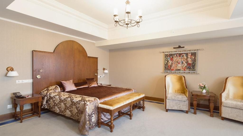Сьюит (Люкс с кроватью размера «queen-size», в стоимость включено посещение спа-центра) отеля Сочи Парк® Отель Богатырь - Билеты в Парк Включены, Адлер