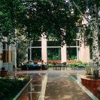 Фасад гостиницы «Берег» (центральный вход в гостиницу)