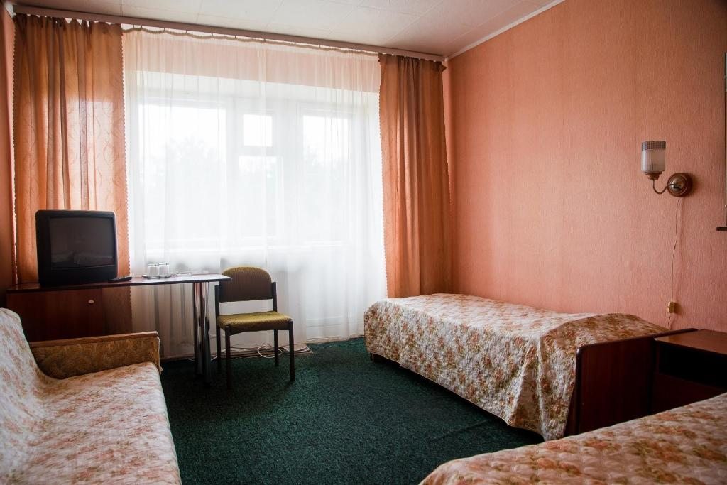 Трехместный (Стандартный номер с 2 односпальными кроватями и диваном) отеля Клязьма на Судогодском шоссе, Владимир