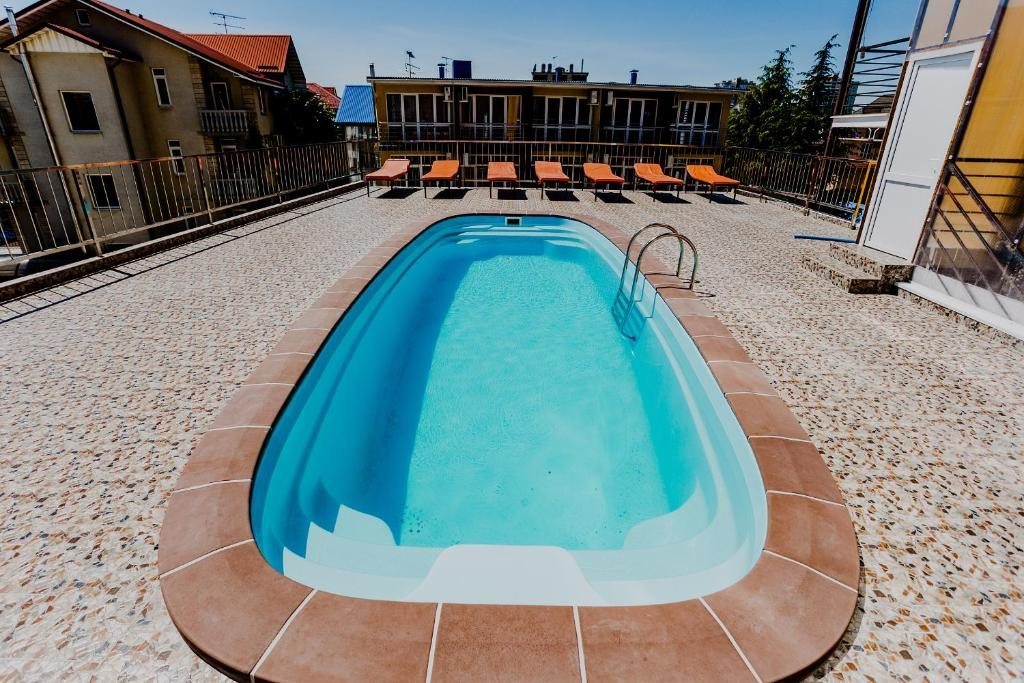 Открытый бассейн в отеле  «Мандарин»