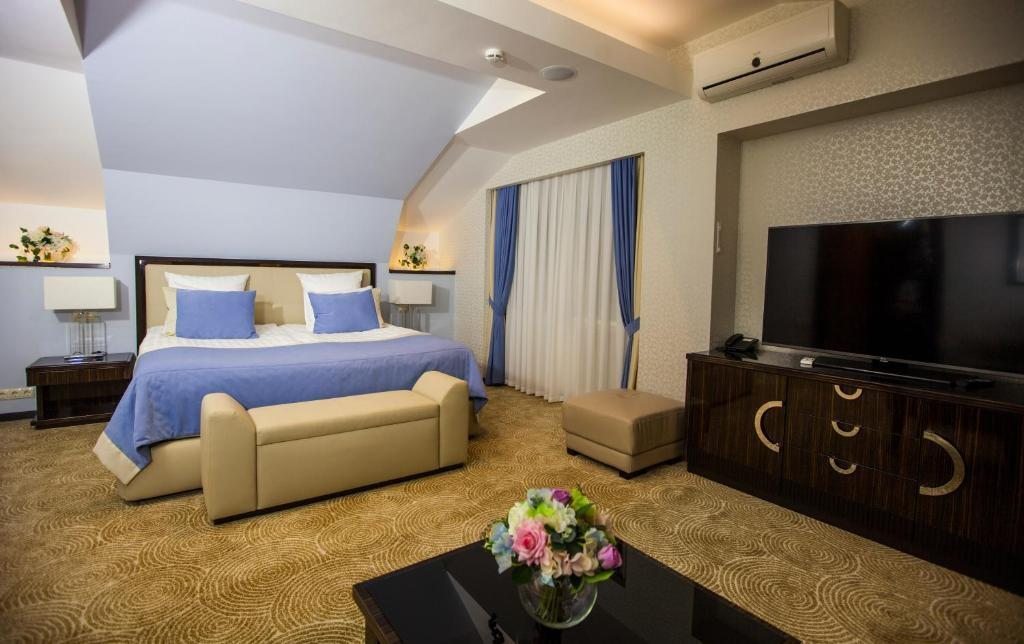 Сьюит (Улучшенный люкс с кроватью размера «king-size») гостиницы Орион, Владимир