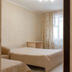Комната с двуспальной и односпальной кроватями