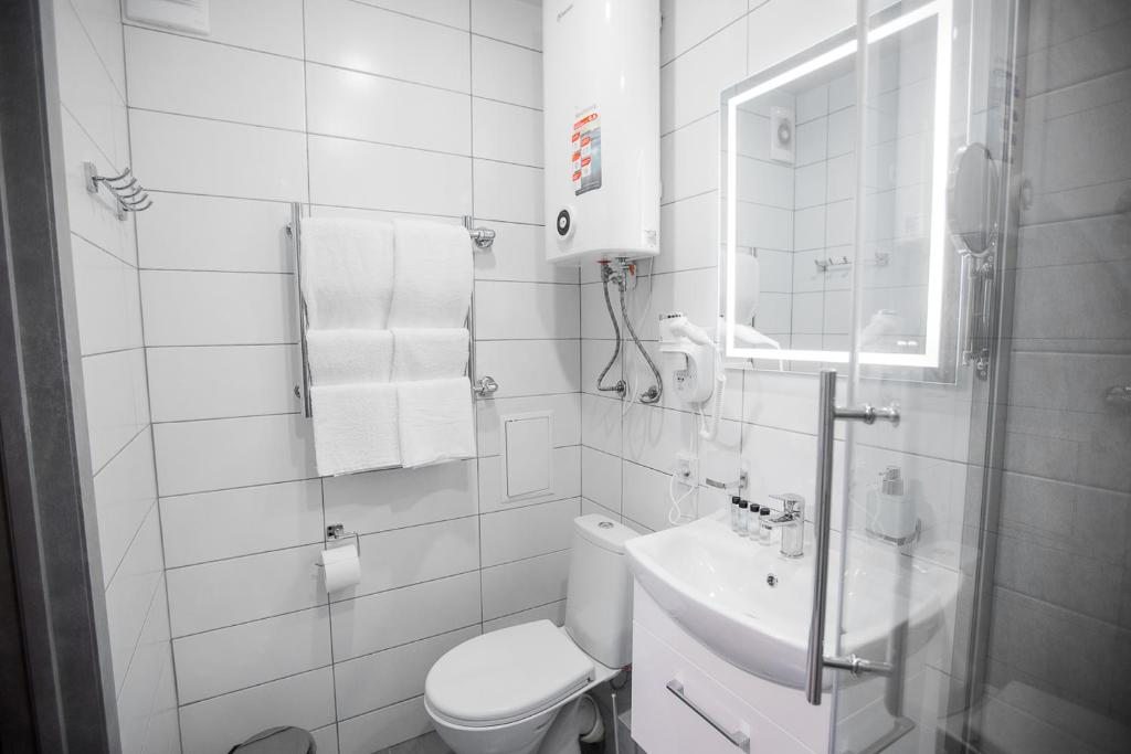 Ванная комната в номере апарт-отеля М-97 3*, Санкт-Петербург. Апарт-отель М-97
