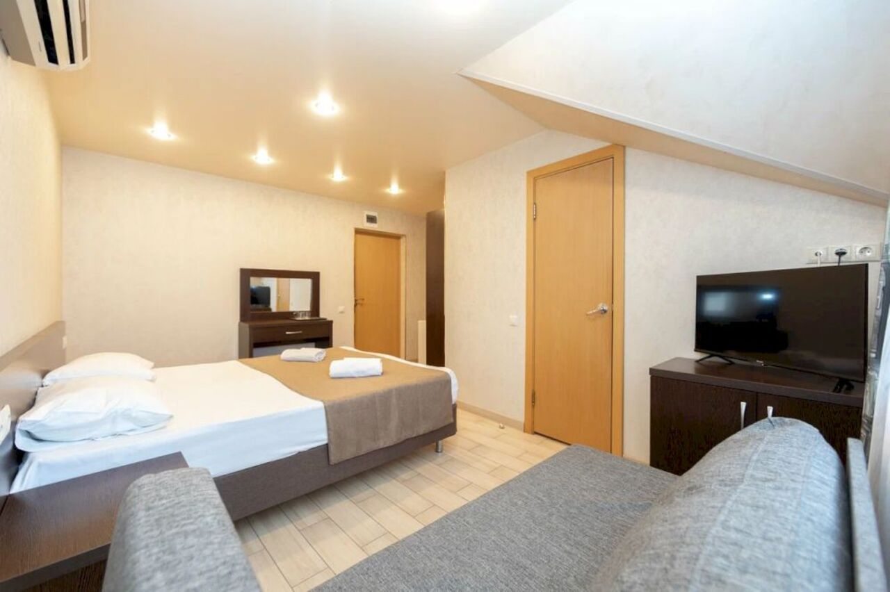 Трёхместный и более (Балкон/без балкона), Гостиница Пальма