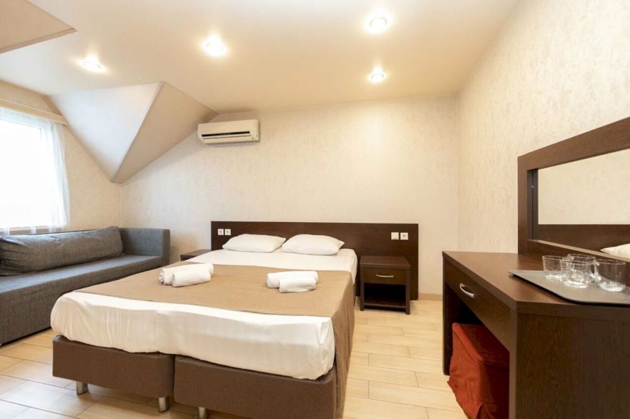 Трёхместный и более (Балкон/без балкона), Гостиница Пальма