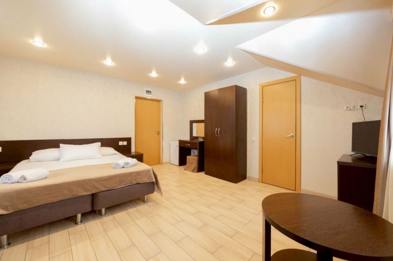 Пятиместный (Двухкомнатный балкон/без балкона), Гостиница Пальма