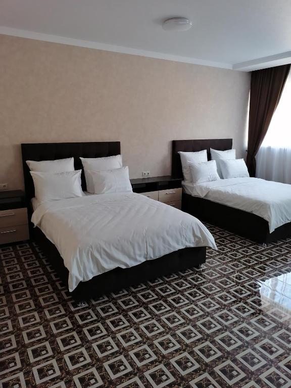Двухместный (Двухместный номер Делюкс с 2 двуспальными кроватями) хостела Lux, Краснодар