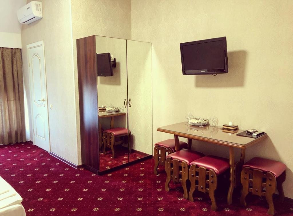 Четырехместный (Стандартный четырехместный номер) отеля Caesar Royal Palace, Ростов-на-Дону