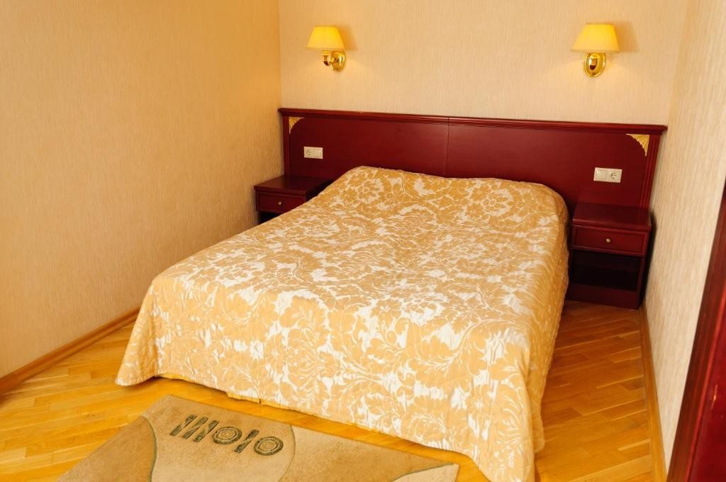 Двухместный (Двухместный номер Делюкс с 1 кроватью или 2 отдельными кроватями: лечение включено) санатория Целебный Нарзан, Кисловодск