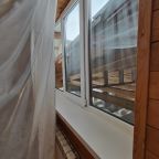 В номере чуть закрывает окно новая пристройка, окно от-ся