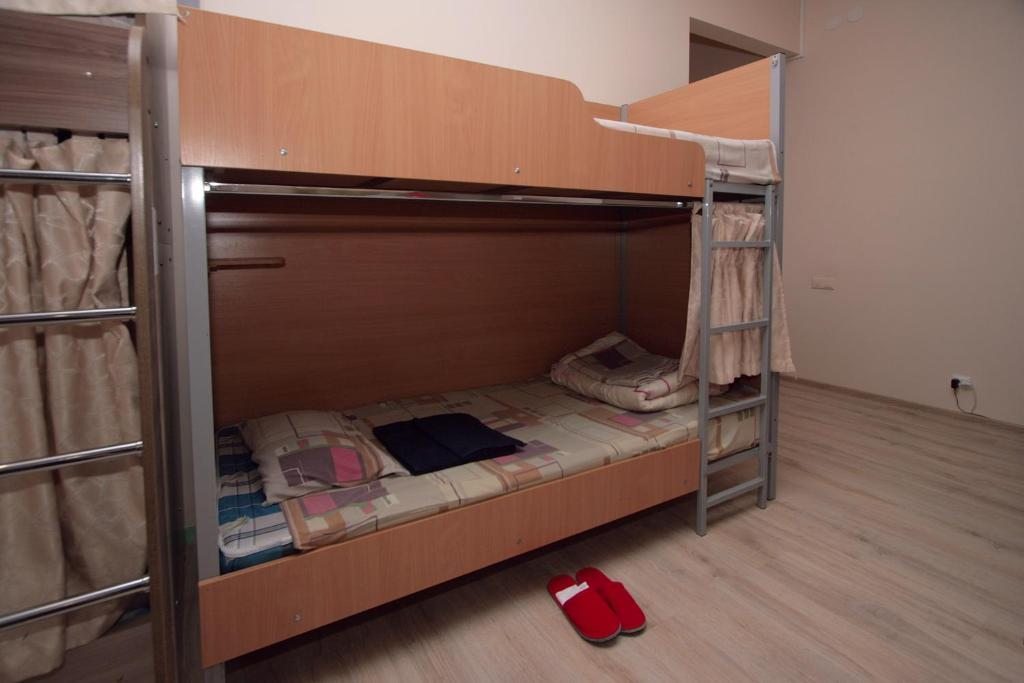 Восьмиместный (Спальное место на двухъярусной кровати в общем номере для мужчин и женщин) хостела Blizzzko на Карла Маркса, Казань